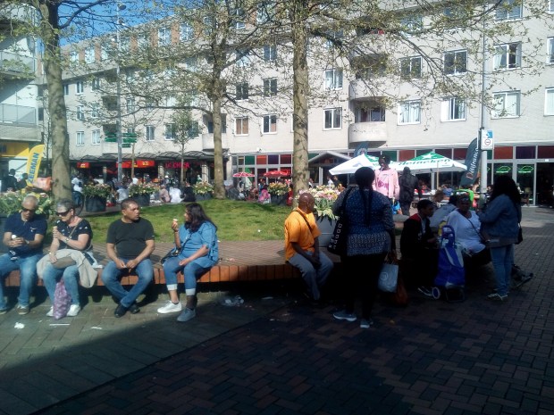 2. Sewing colour threads in the Bijlmer